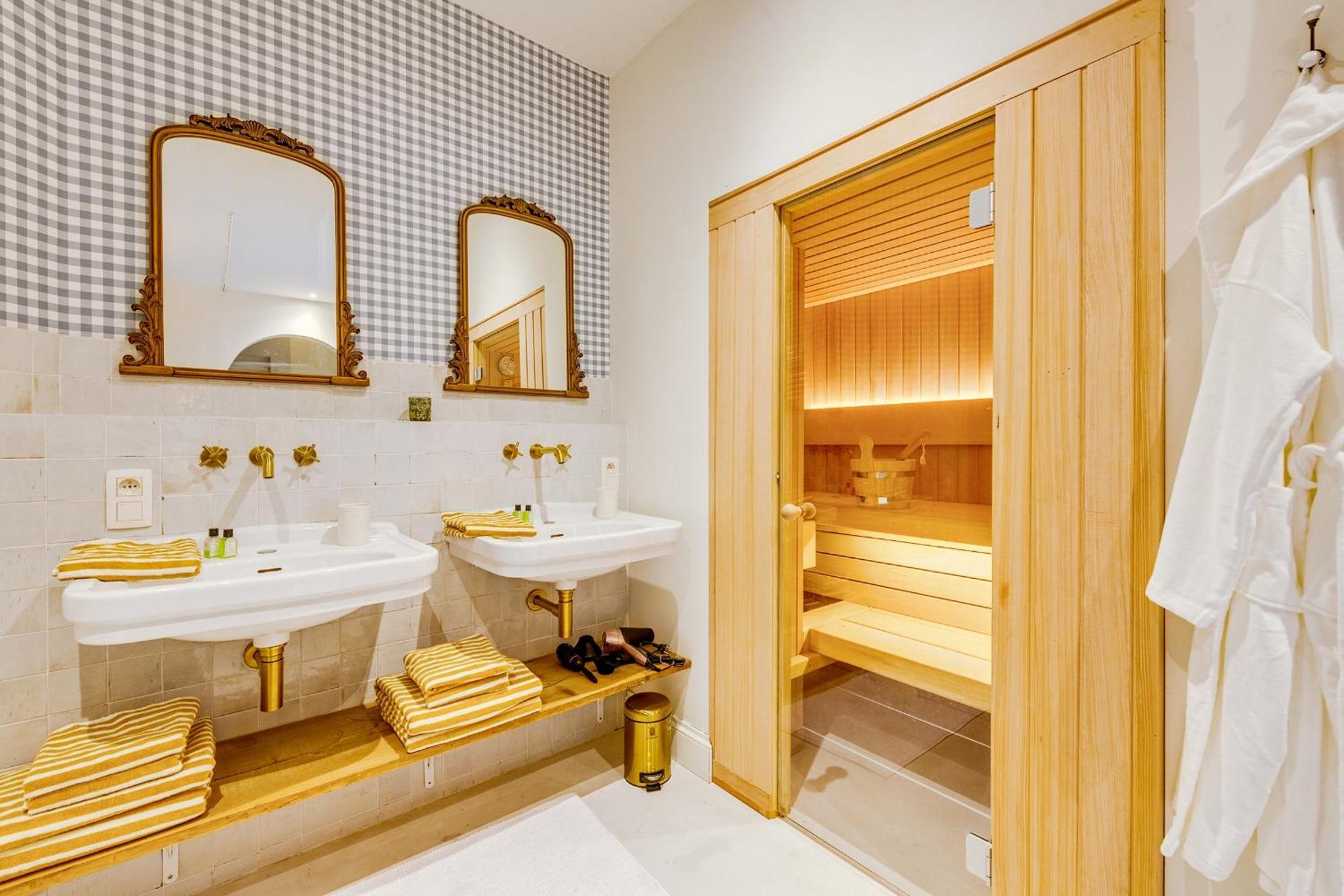 Romantic Escape And Wellness At Miss Tinguett In Bruges Exterior photo